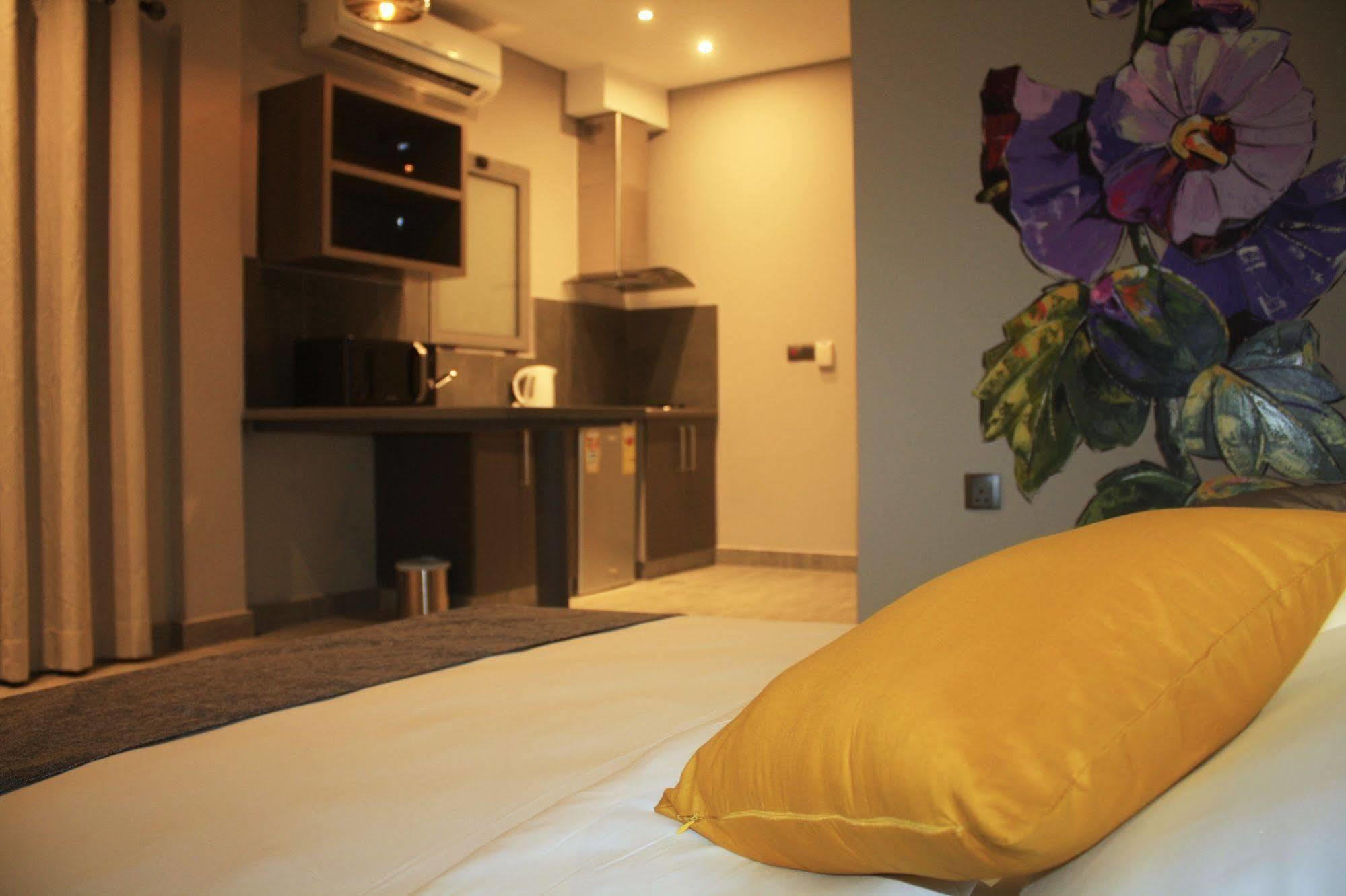 Urbano Hotel By Roots Wiaboman Екстериор снимка