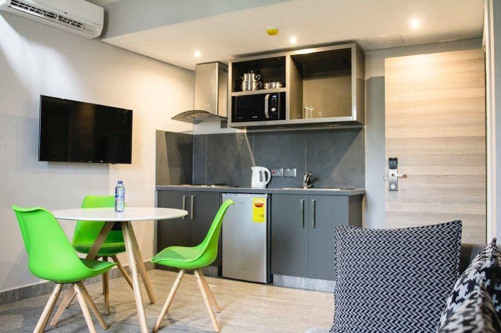 Urbano Hotel By Roots Wiaboman Екстериор снимка